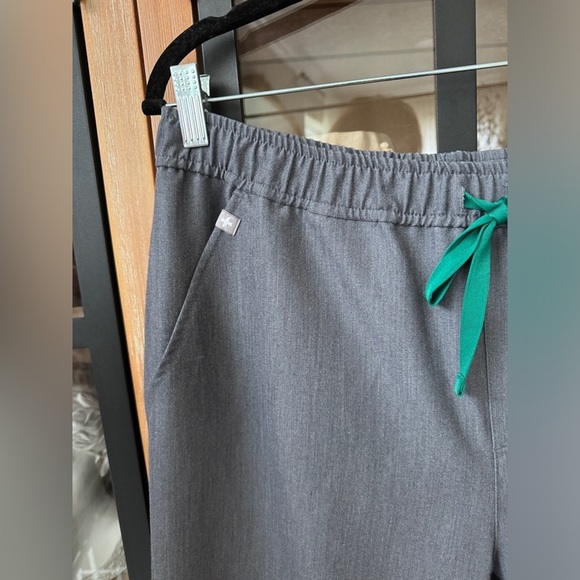 FIGS Scrubs Tansen Joggers Scrub Pants graphite cuff slim fit regular pockets - Picture 3 of 7